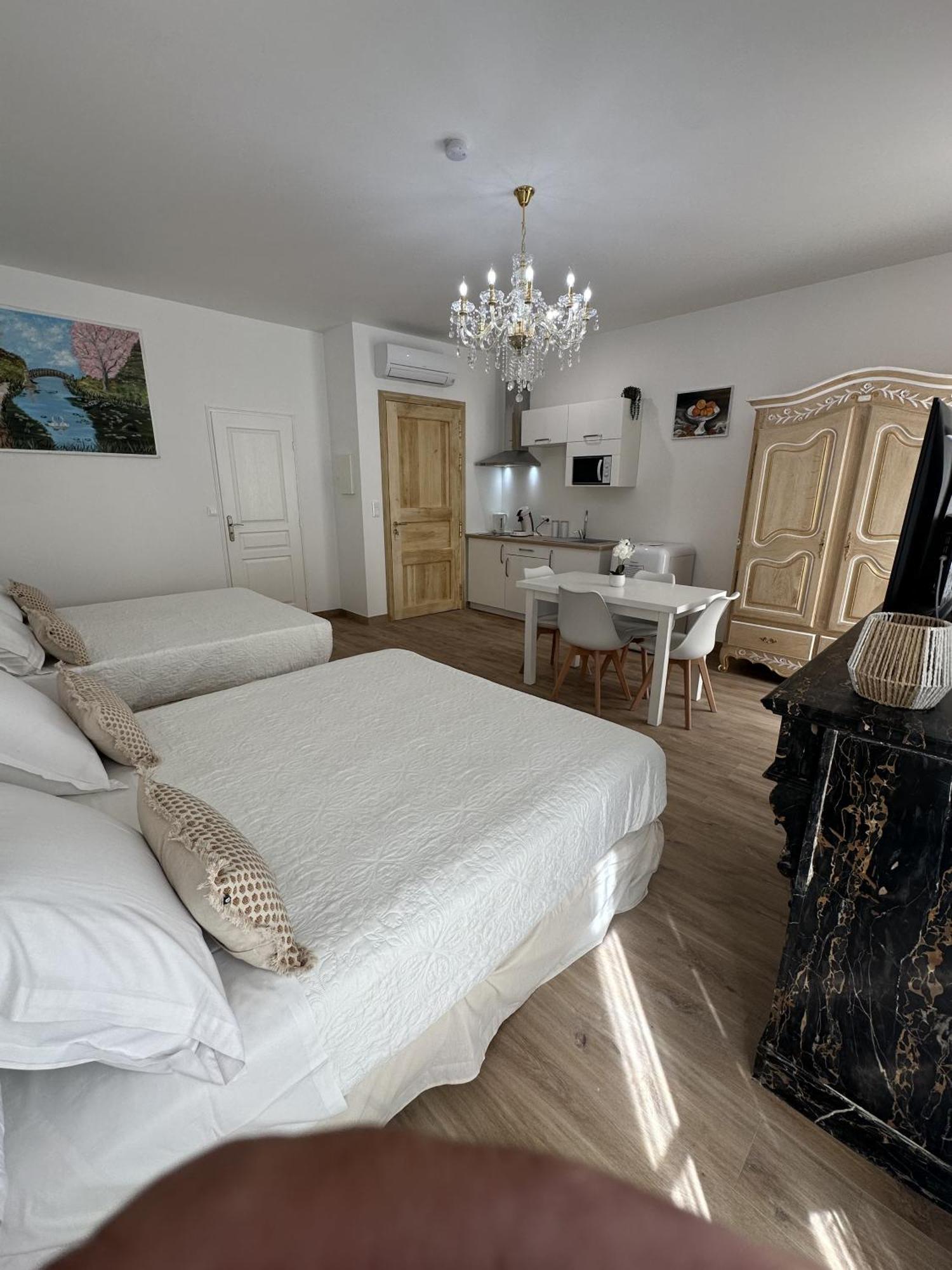 Studio Familial Du Cloitre Narbonne Extérieur photo
